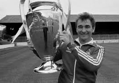 روبرتسون أسطورة نوتنجهام فورست يفارق الحياة عن عمر 72 عامًا