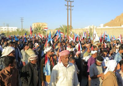 حشود شعبية تشارك بمسيرة "القرار الحاسم" في سيئون