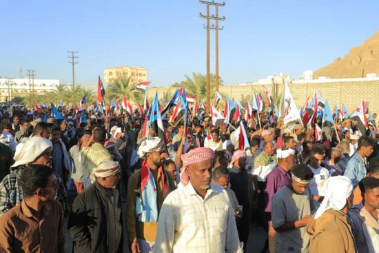 حشود شعبية تشارك بمسيرة "القرار الحاسم" في سيئون