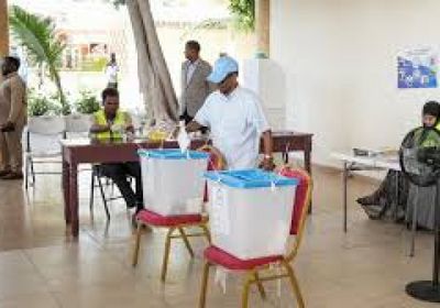 الصوماليون يصوتون في أول انتخابات محلية بمقديشو منذ عقود