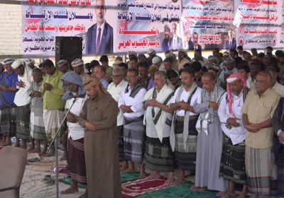 أبناء دلتا أبين يؤدون صلاة الجمعة بمخيم اعتصام زنجبار