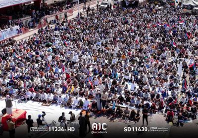 حشود غفيرة تؤدي صلاة الجمعة في ساحة اعتصام العروض بعدن