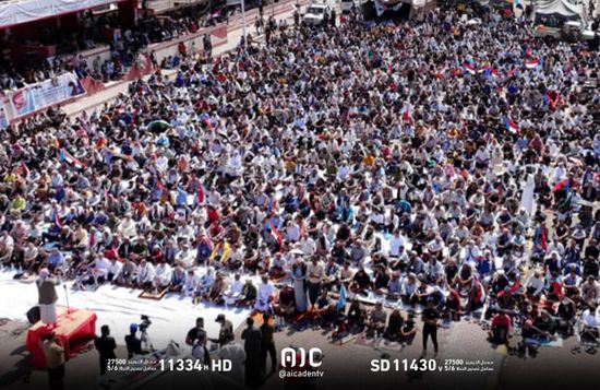 حشود غفيرة تؤدي صلاة الجمعة في ساحة اعتصام العروض بعدن