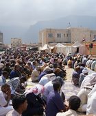 جماهير سقطرى تؤدي صلاة الجمعة في ساحة اعتصام حديبو