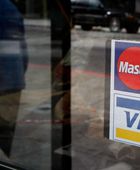 فيزا وماستركارد تسويان قضية "احتكار رسوم الصراف الآلي"