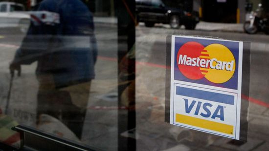 فيزا وماستركارد تسويان قضية "احتكار رسوم الصراف الآلي"