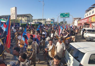 حشود من قبائل باكازم بساحة العروض تطالب بدولة الجنوب