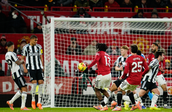 مانشستر يونايتد يهزم نيوكاسل بهدف نظيف في الدوري الإنجليزي