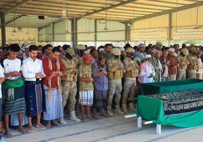 رئيس انتقالي حضرموت يؤدي واجب العزاء في الشهيد العمودي