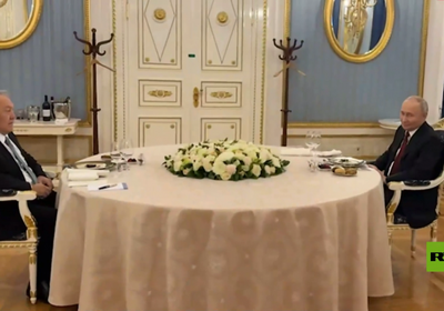 الرئيس الروسي يلتقي نظيره الكازاخستاني السابق في الكرملين