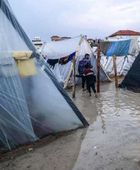 أمطار غزيرة تغرق خيام النازحين بمناطق في غزة