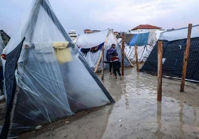 أمطار غزيرة تغرق خيام النازحين بمناطق في غزة