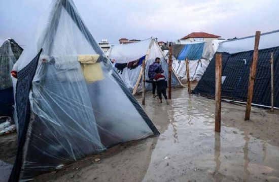 أمطار غزيرة تغرق خيام النازحين بمناطق في غزة