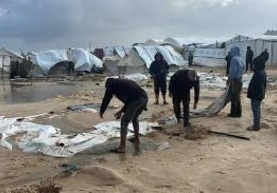 أمطار جديدة تغرق خيام النازحين في غزة وتفاقم الأزمة الإنسانية