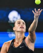 كيريوس يتغلب على سبالينكا في مباراة معركة الجنسين