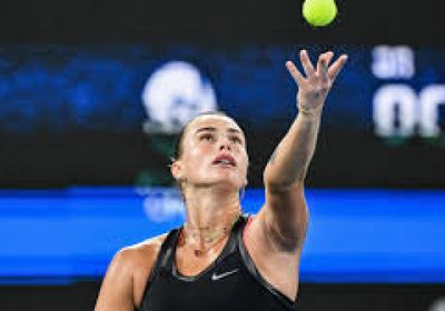 كيريوس يتغلب على سبالينكا في مباراة معركة الجنسين