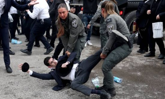 شرطة الاحتلال تفرق احتجاجًا ضد التجنيد الإجباري