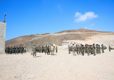 قائد "العسكرية الثانية" يتفقد معسكر الكتيبة الخاصة بالمكلا