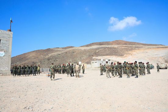 قائد "العسكرية الثانية" يتفقد معسكر الكتيبة الخاصة بالمكلا