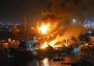 قصف ميناء المكلا.. انزلاق خطير في مسار التحالف واستهداف لمصادر عيش الجنوبيين