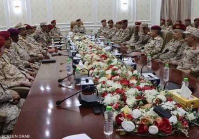 اجتماع عسكري في عدن يحذر من التوترات بين مكونات الشرعية