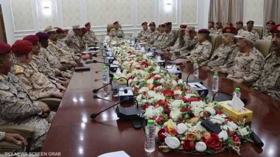 اجتماع عسكري في عدن يحذر من التوترات بين مكونات الشرعية