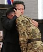 كيم جونغ أون يشيد بالجنود الذين يقاتلون في أرض غريبة