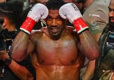 خروج الملاكم البريطاني جوشوا من المستشفى بعد تعرضه لحادث سير في نيجيريا