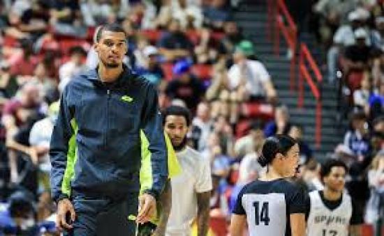 ويمبانياما نجم سبيرز يقلل من شأن إصابته في الركبة