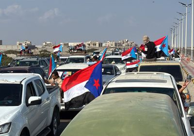 وصول موكب أبناء أبين إلى عدن للانضمام لجماهير ساحة العروض