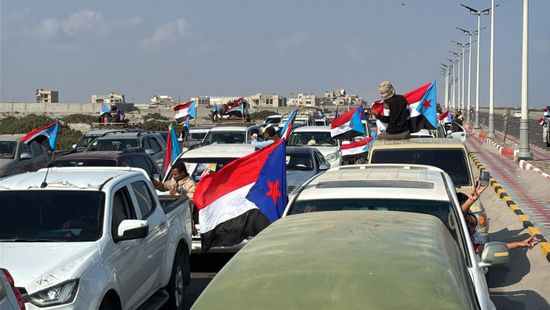 وصول موكب أبناء أبين إلى عدن للانضمام لجماهير ساحة العروض