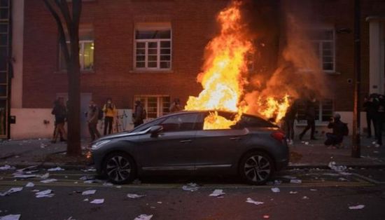 فرنسا.. إضرام النار بـ1173 سيارة خلال ليلة رأس السنة