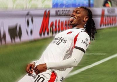 ميلان ينتزع صدارة الدوري الإيطالي بفوزه على كالياري