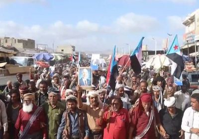 مسيرة شعبية في المحفد تندد بالغزو الشمالي لمحافظة حضرموت