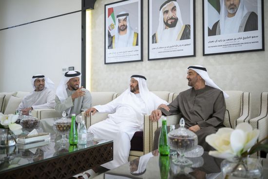 رئيس الإمارات يزور محمد بن بطي آل حامد في منزله