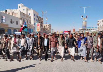 مئات المتظاهرين في عتق ينددون بالعدوان السعودي على الجنوب