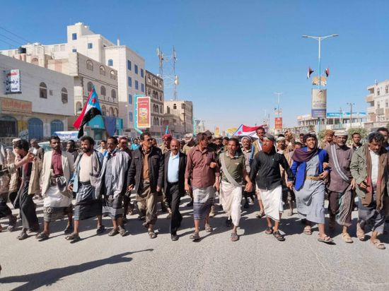 مئات المتظاهرين في عتق ينددون بالعدوان السعودي على الجنوب