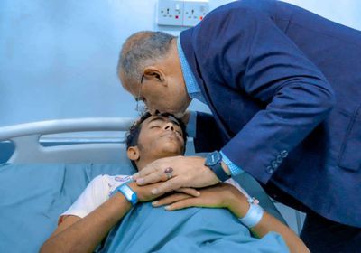 الرئيس الزُبيدي يطمئن على جرحى عملية "المستقبل الواعد" في مستشفى عبود