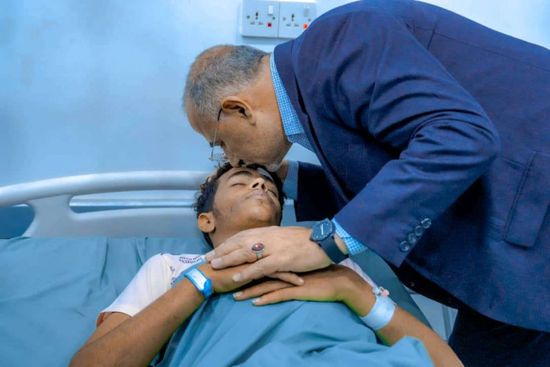 الرئيس الزُبيدي يطمئن على جرحى عملية "المستقبل الواعد" في مستشفى عبود