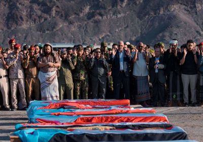 الرئيس الزُبيدي يؤدي صلاة الجنازة على شهداء عملية "المستقبل الواعد"