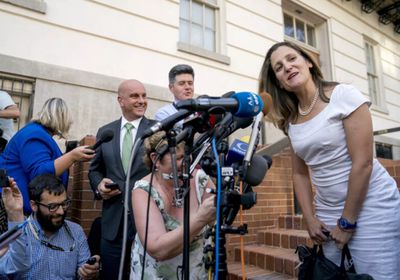 الرئيس الأوكراني يعين وزيرة الخارجية الكندية السابقة مستشارة له