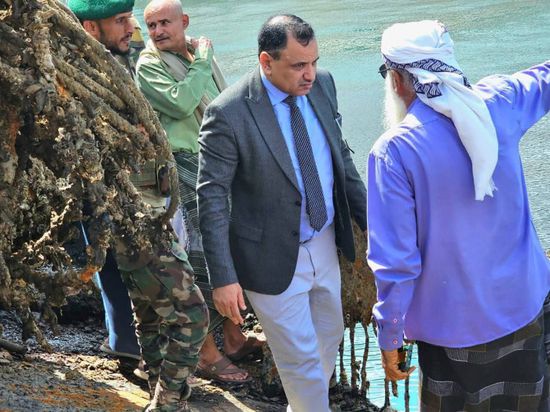 تعويم سفينة "رتشفلد" الغارقة في ميناء الاصطياد بعدن