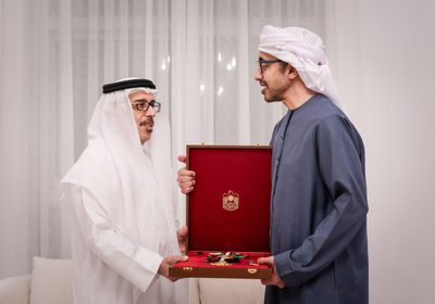 رئيس الإمارات يمنح محمد سلطان السويدي وسام زايد الثاني