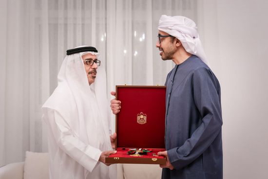 رئيس الإمارات يمنح محمد سلطان السويدي وسام زايد الثاني