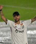 نيمار يمدد عقده مع سانتوس حتى نهاية 2026 ويتطلع للعودة إلى كأس العالم