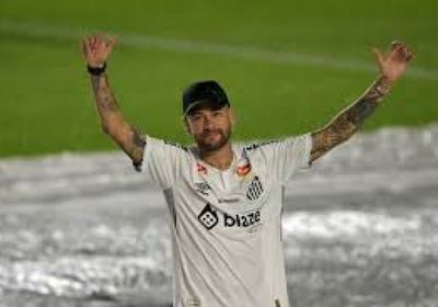 نيمار يمدد عقده مع سانتوس حتى نهاية 2026 ويتطلع للعودة إلى كأس العالم