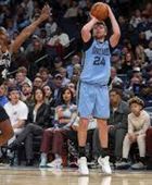 فوز مثير لجريزليز على سبيرز بدوري السلة الأمريكي