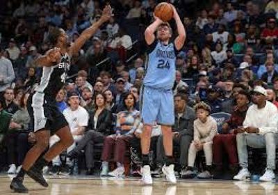 فوز مثير لجريزليز على سبيرز بدوري السلة الأمريكي