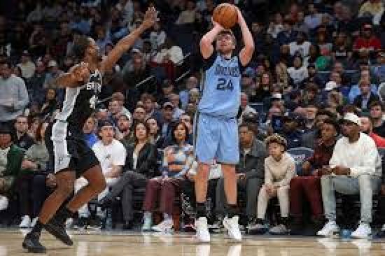 فوز مثير لجريزليز على سبيرز بدوري السلة الأمريكي