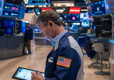    مؤشرات الأسهم الأمريكية تلامس مستوى قياسيًا جديدًا